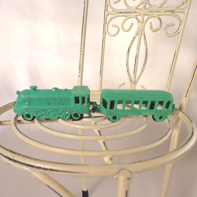 おもちゃ　緑の汽車