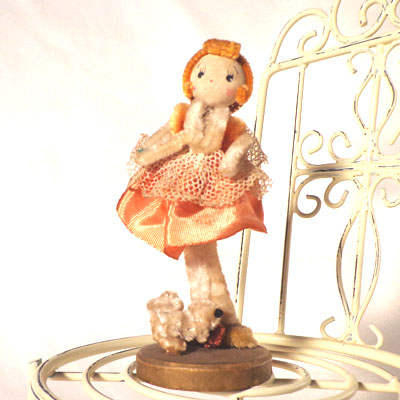 モール人形　オレンジ布スカート　小